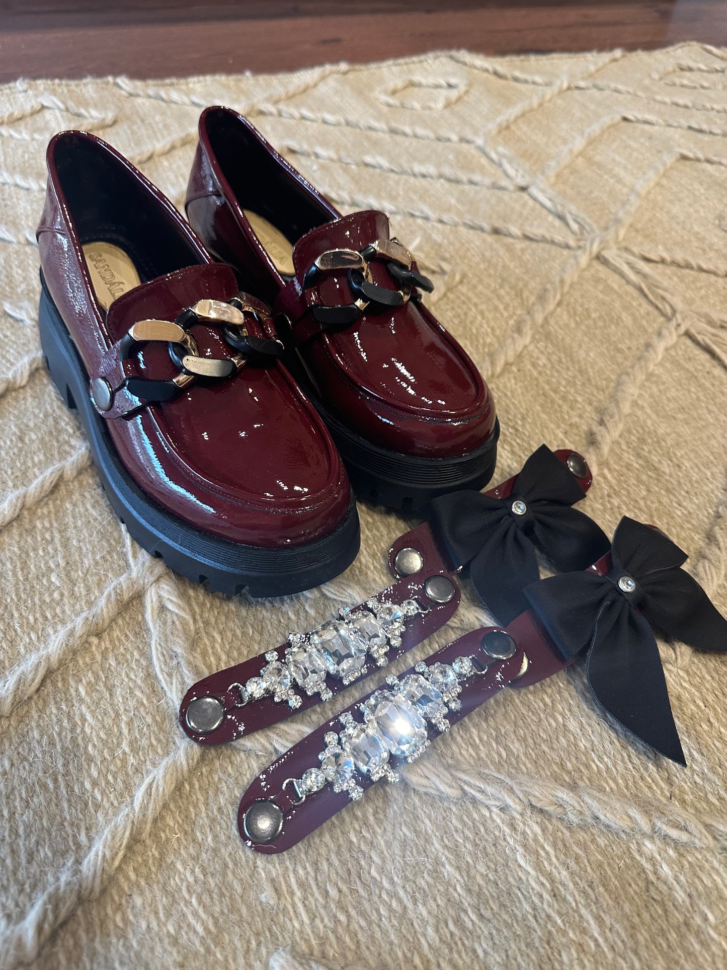 Detachable burgundy loafers