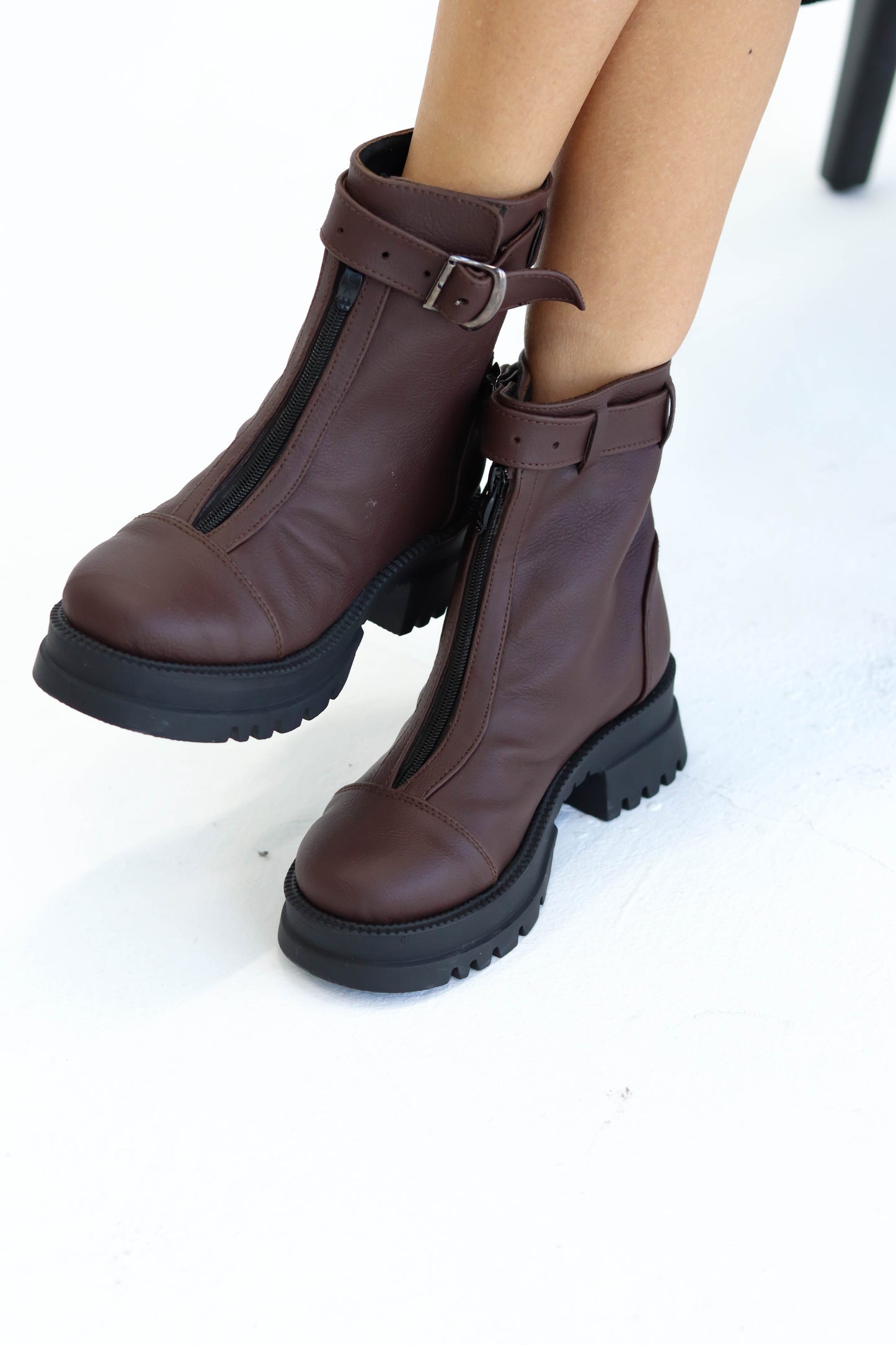buckle zip-up half boots