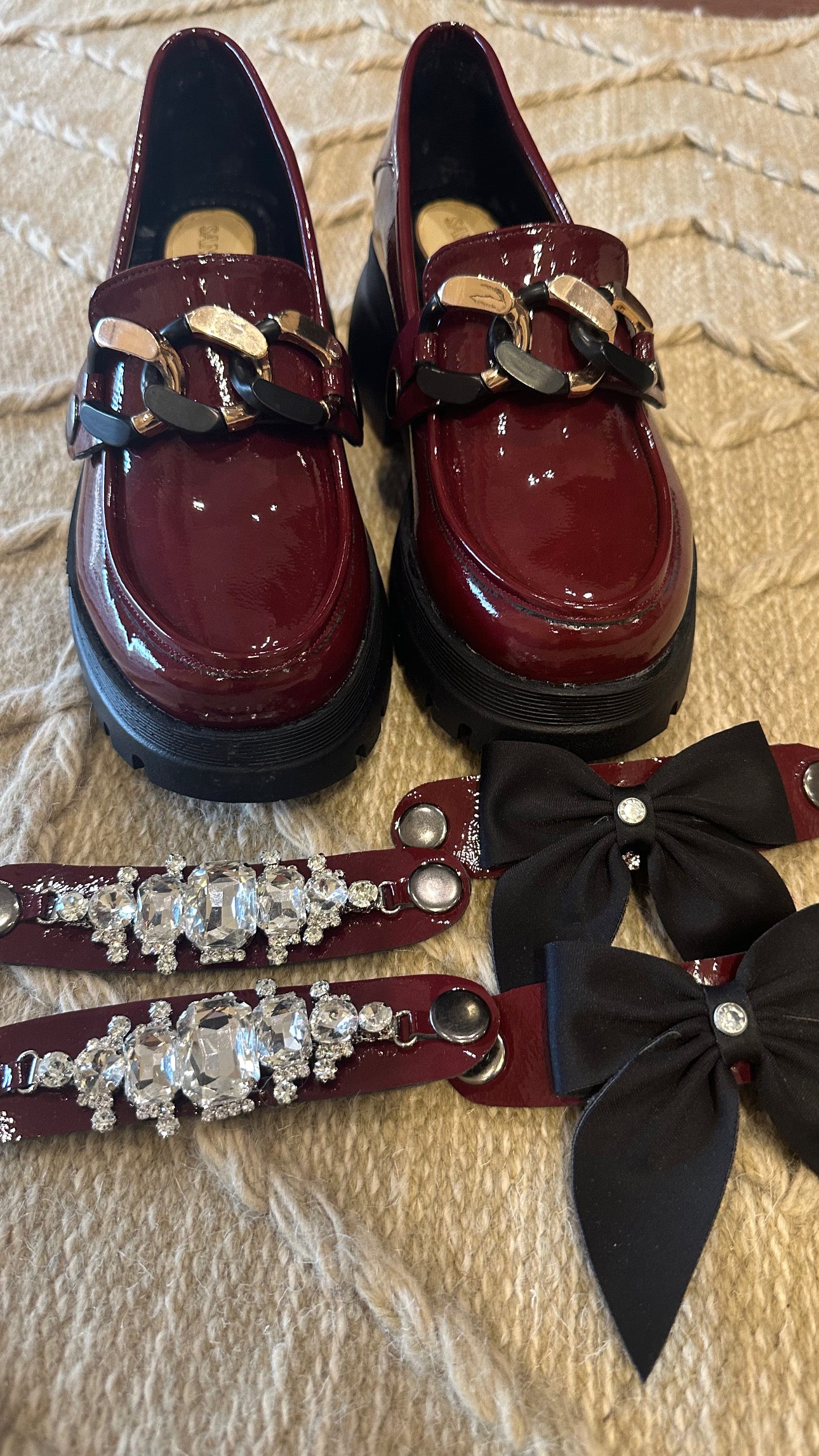 Detachable burgundy loafers