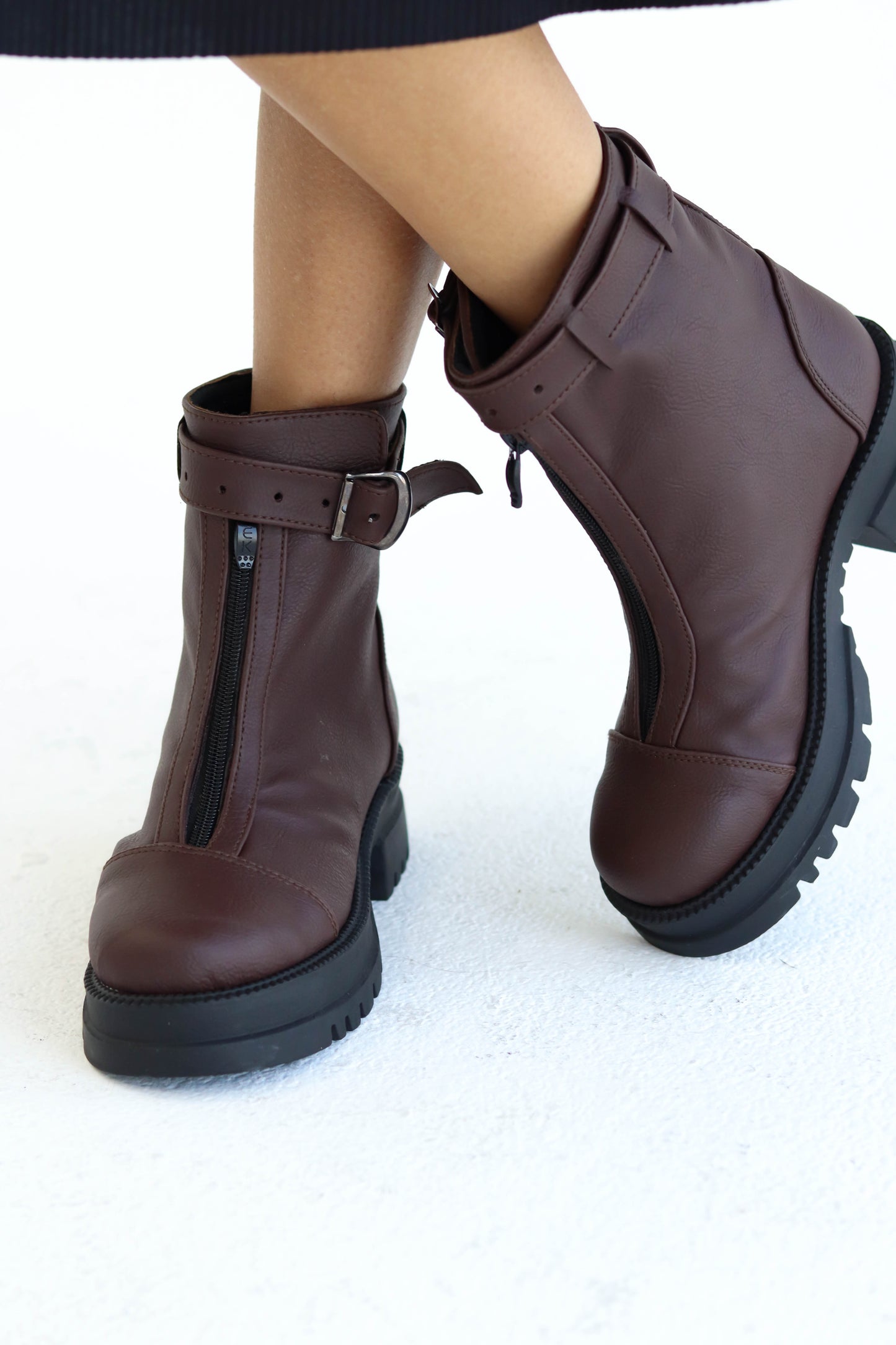 buckle zip-up half boots